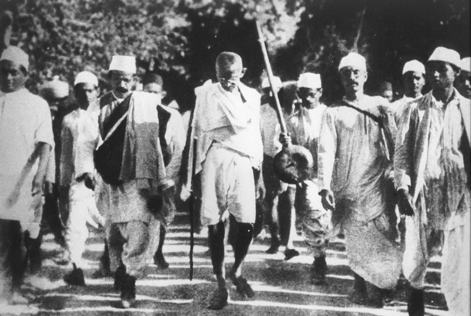 गांधी जी हाथ में लाठी लिए कतार के आगे चलते हुए, दांडी के रास्ते पर, 1930।